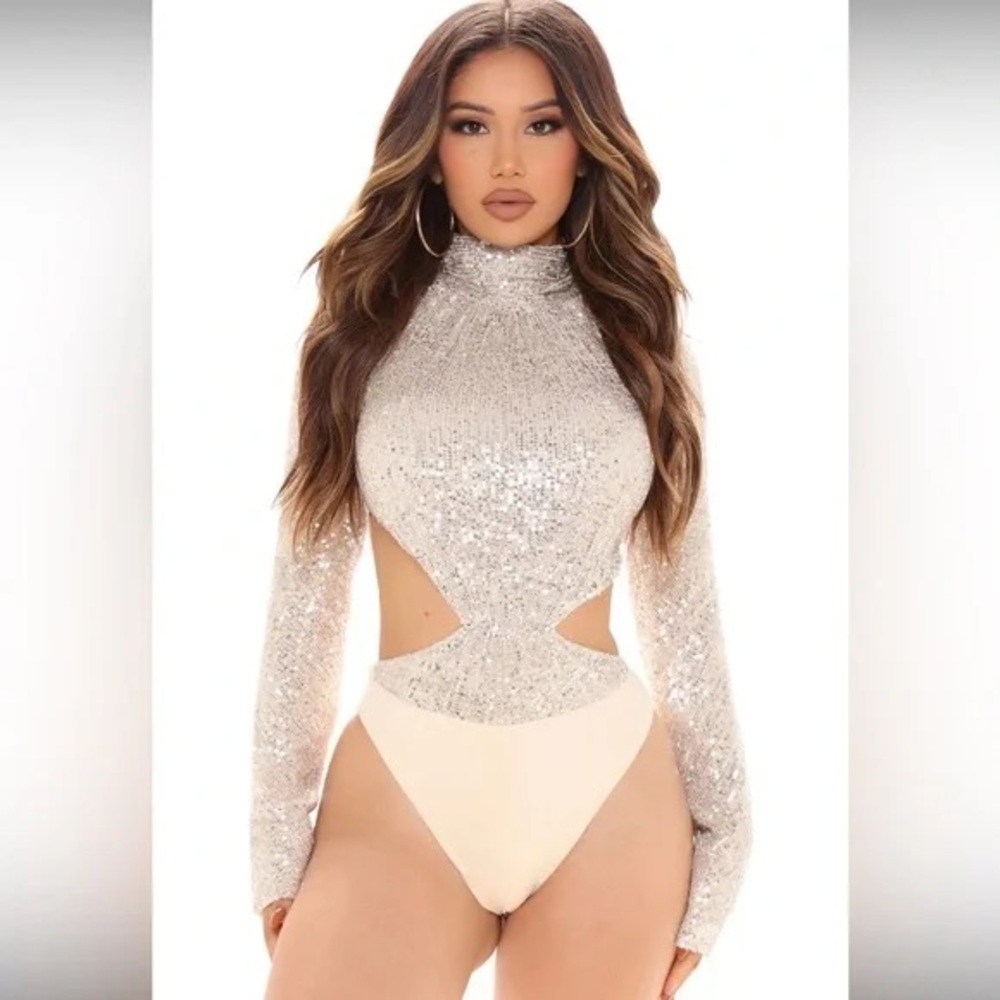 ‘’NEVER WORN’’ Stunning Sequin Cut-Out Bodysuit